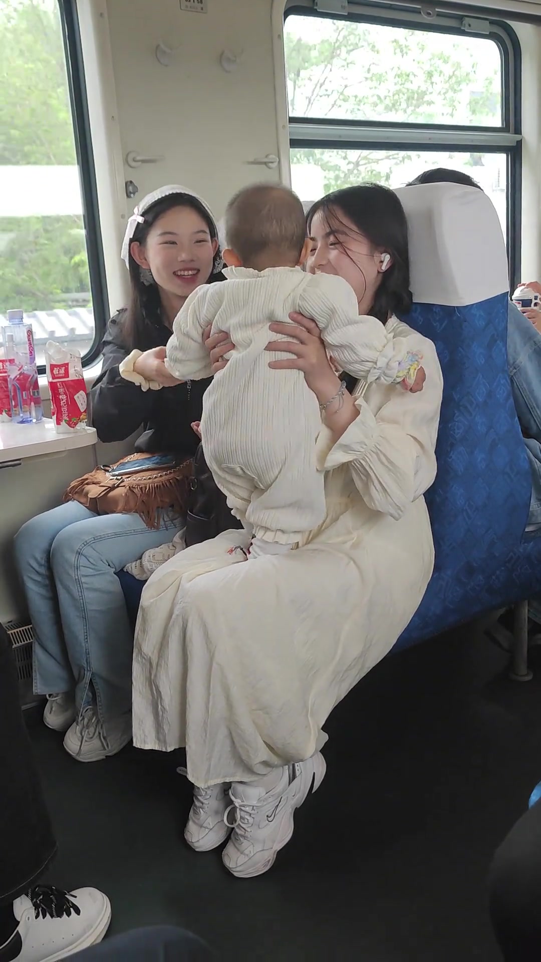 学前教育的女大学生在高铁上实习嘛？