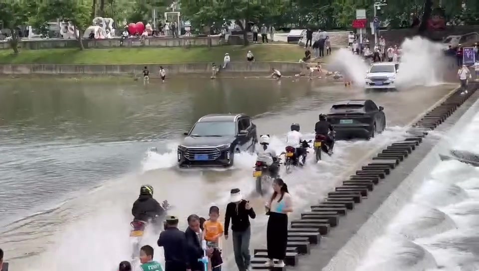 汽车:哎呦，随机抓几个倒霉蛋