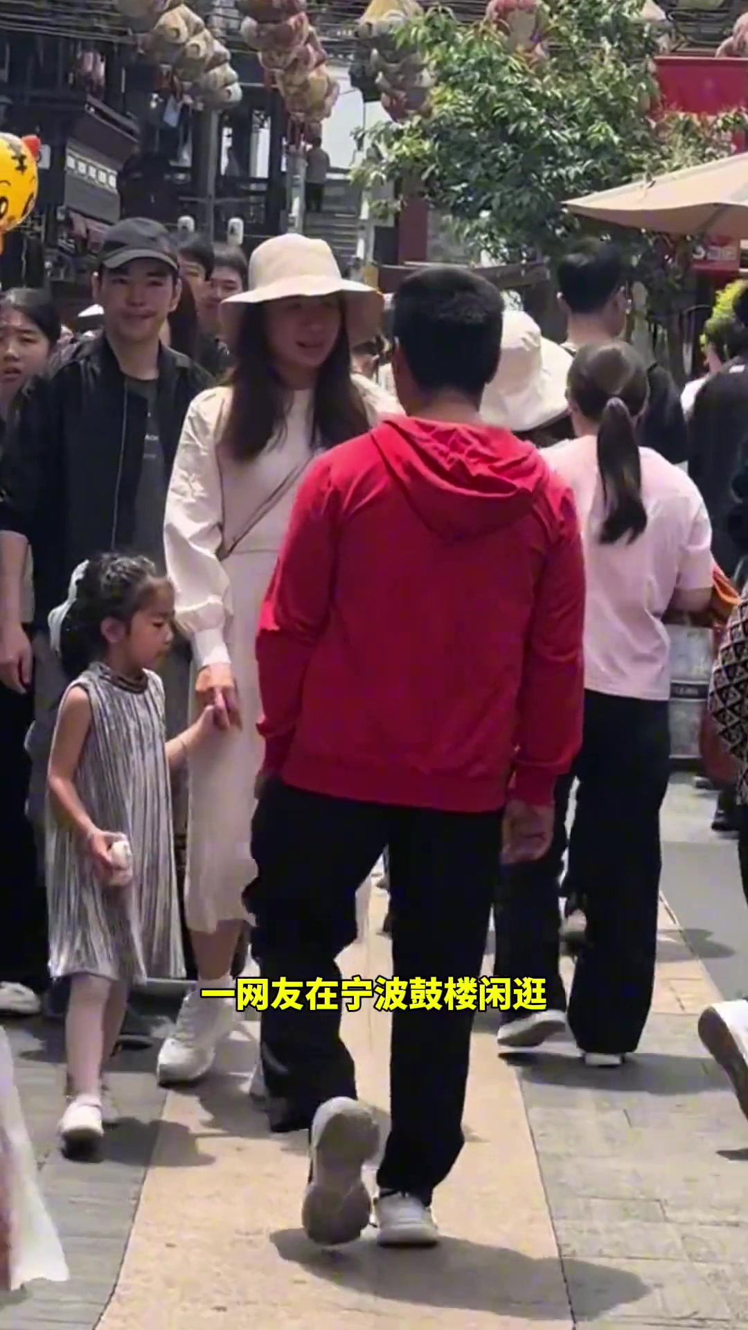 景区内红衣男子一边走路 一边故意往路过的女性身上蹭