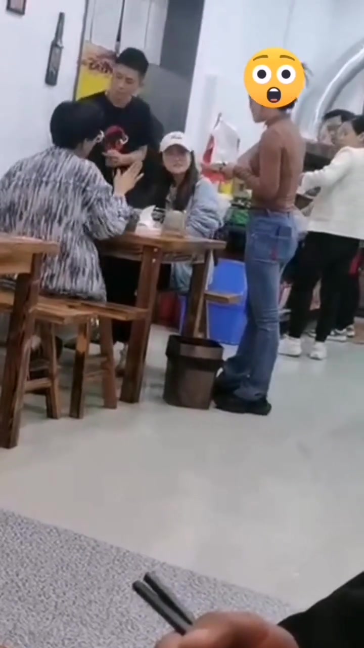 一对情侣在饭店吃饭 说有个菜没熟要免单还要三倍赔偿