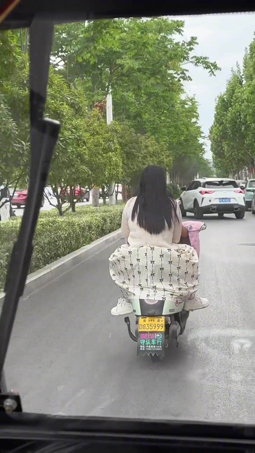 我以为她电车上按了个沙发呢