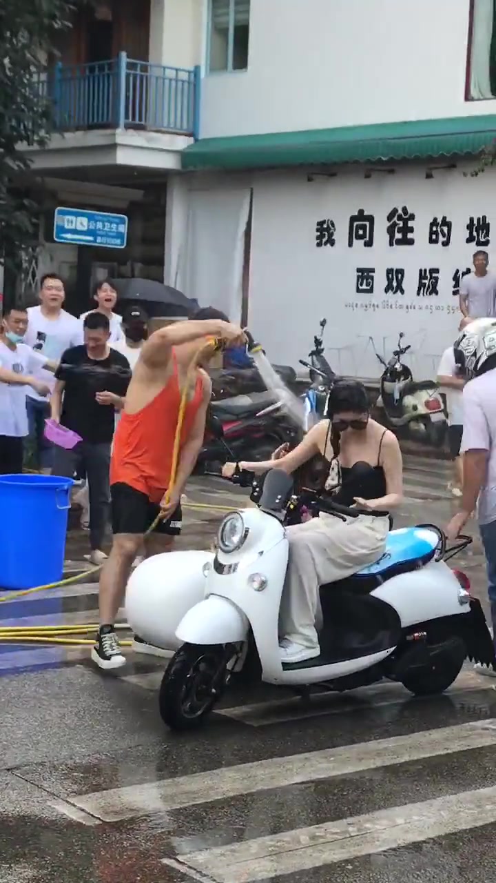 西双版纳的狗路过都是湿的！她们还没意识到问题严重性