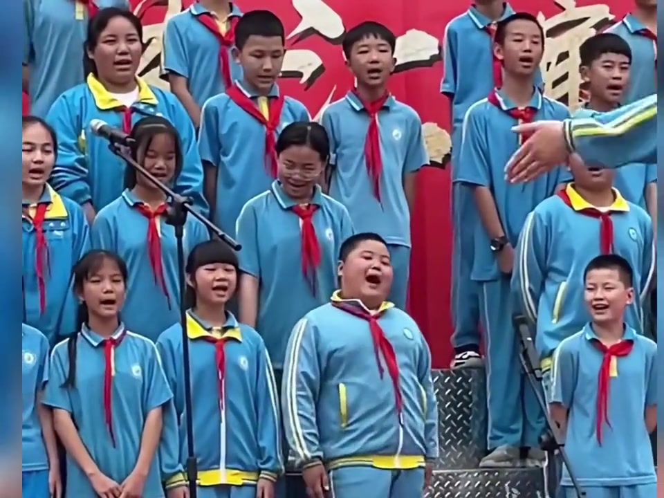 胖男孩站c位表演，全情投入表现最好的就是他