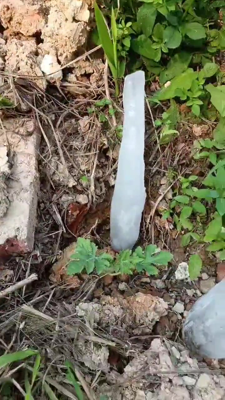下冰雹把彩钢瓦都砸成了星空顶