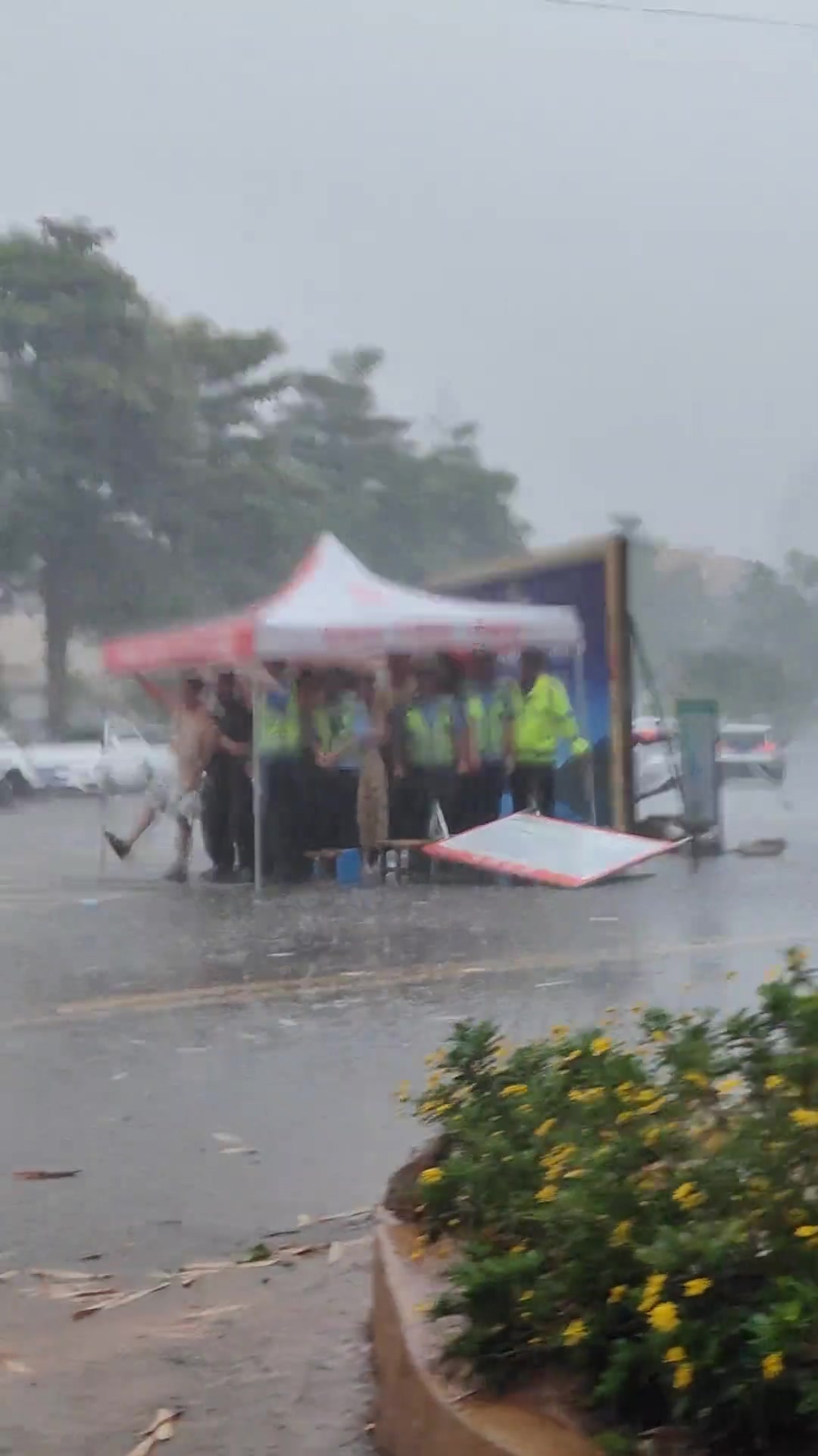 画面真和谐，民警一家亲！