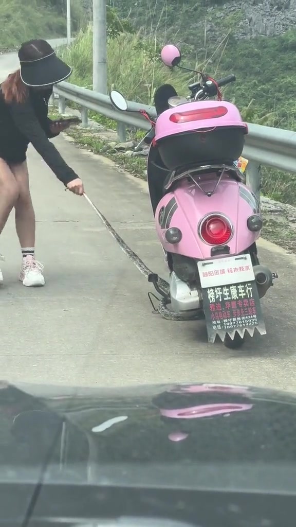 一边笑一边拿手机还一边抓着射，姑娘你是真虎啊