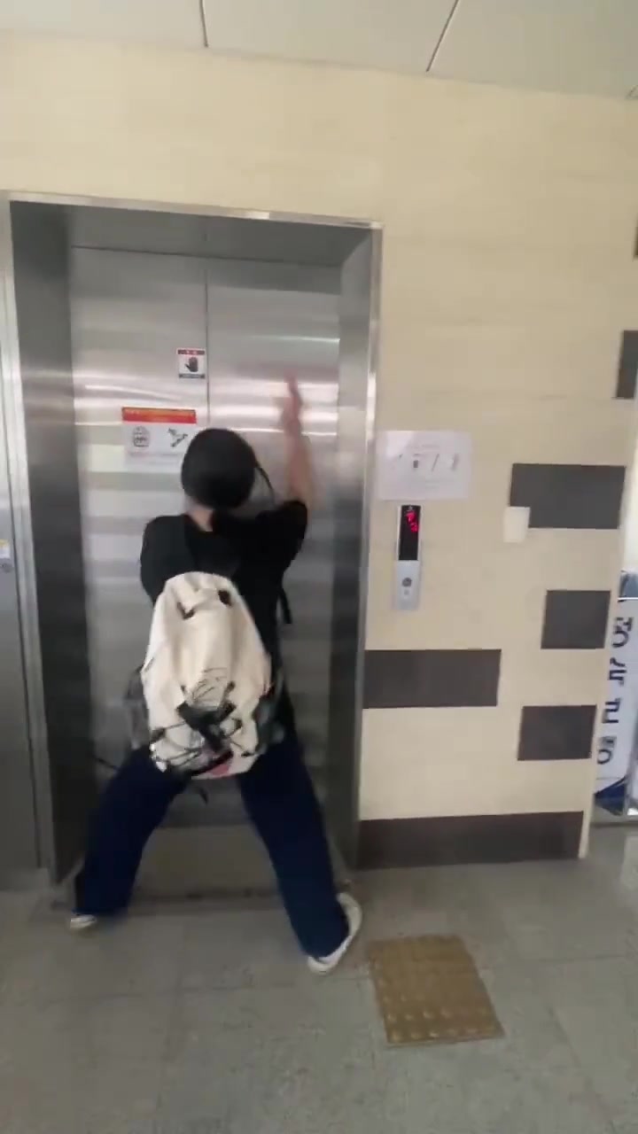 咋的姑娘，这个地儿没有你在乎的人了吗