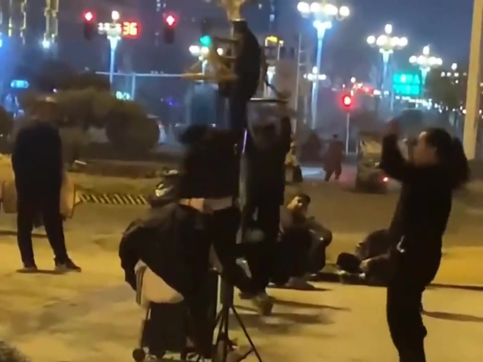 哥们慢点慢点，旁边要给你扇感冒了