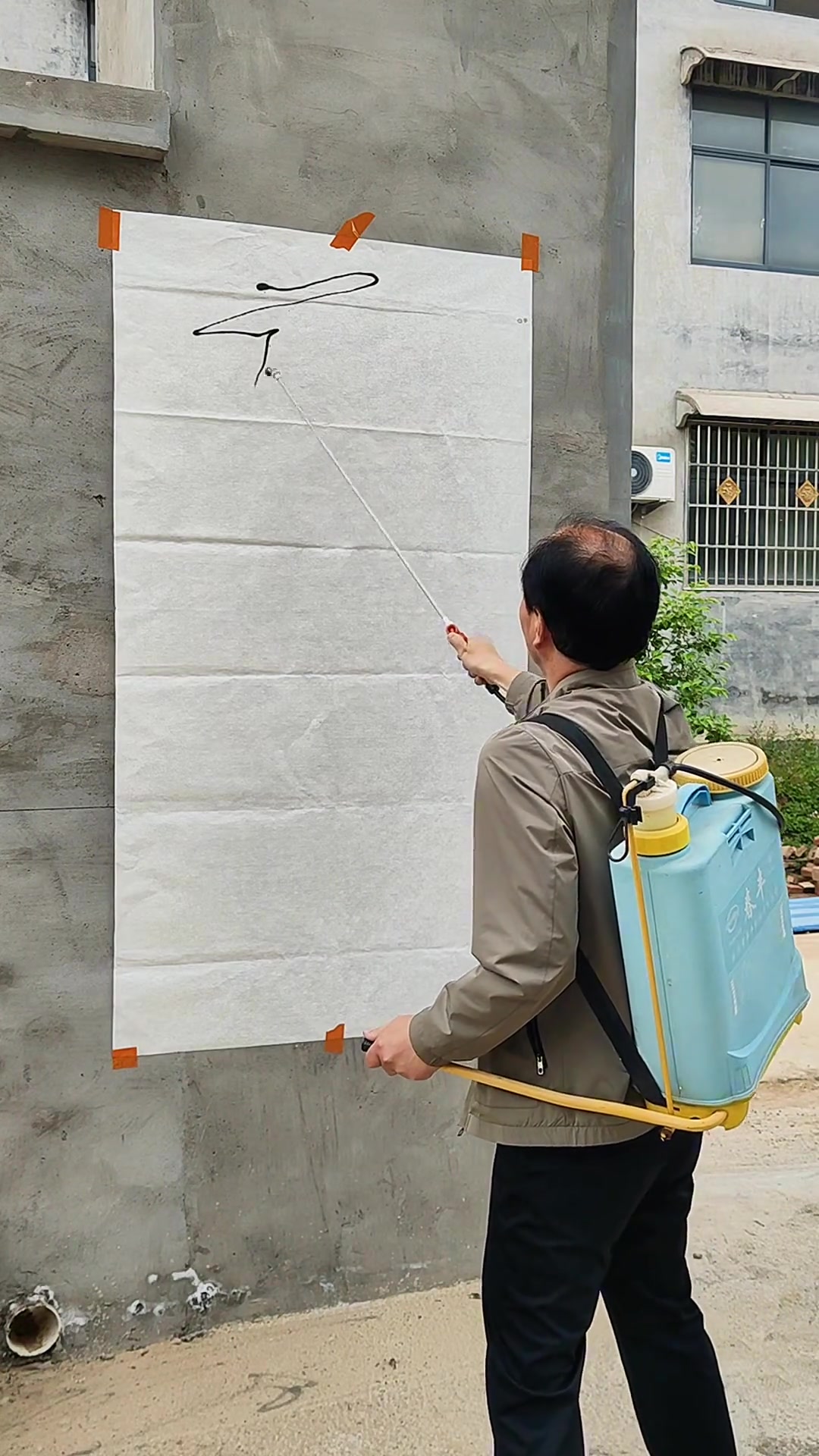 高手！男子背喷雾器喷也能喷出流利字迹