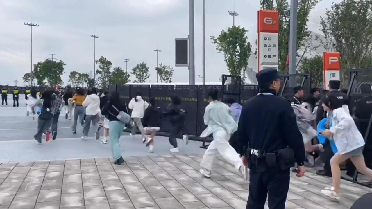 不懂就问，演唱会第一个冲进去有啥好处？