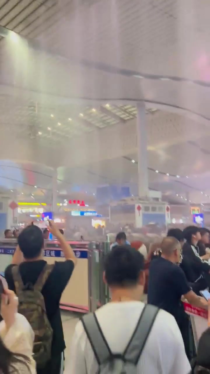 长沙南站候车室变水帘洞！车站设计实用和美观哪个重要