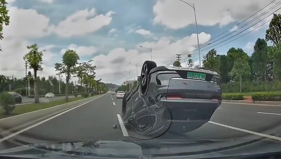你为啥在人家客厅开车~