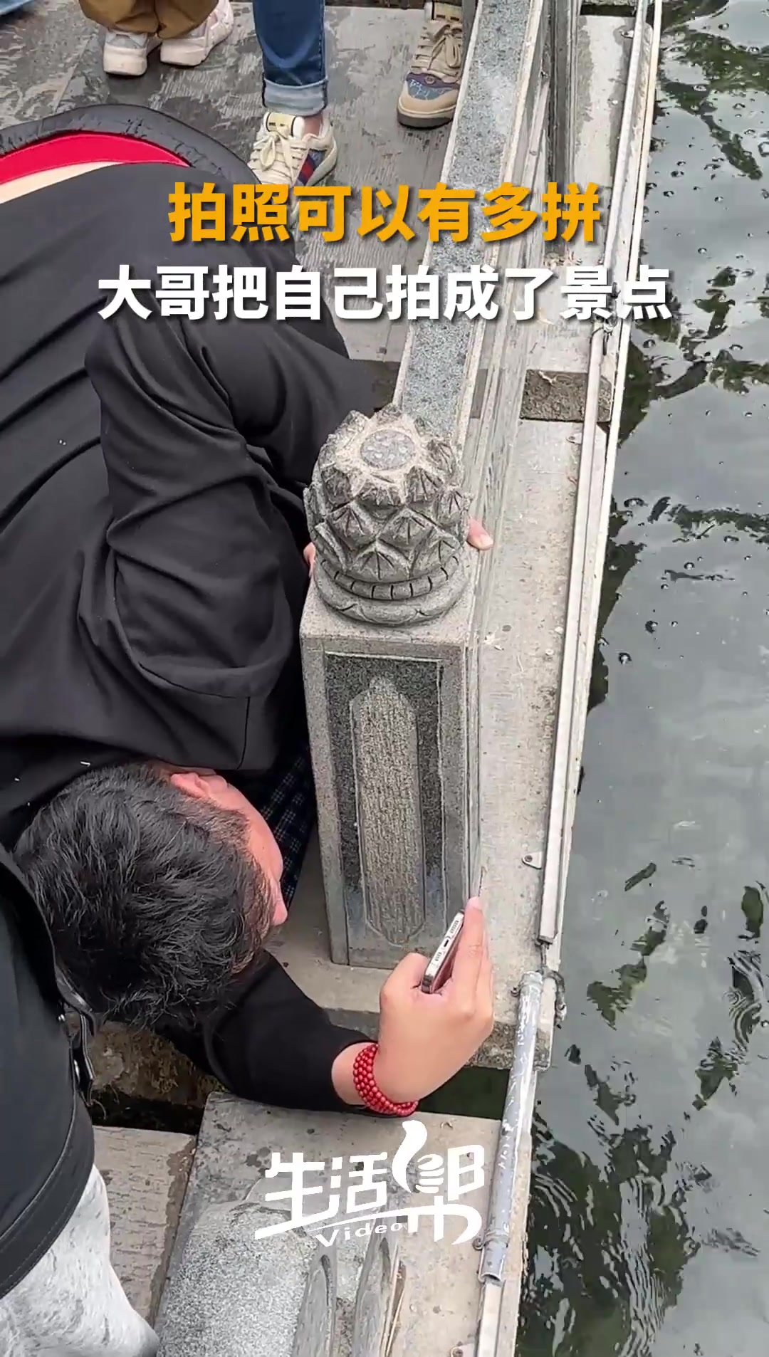 论拍照能有多拼？男子趴地上拍泉水愣是把自己拍成了…