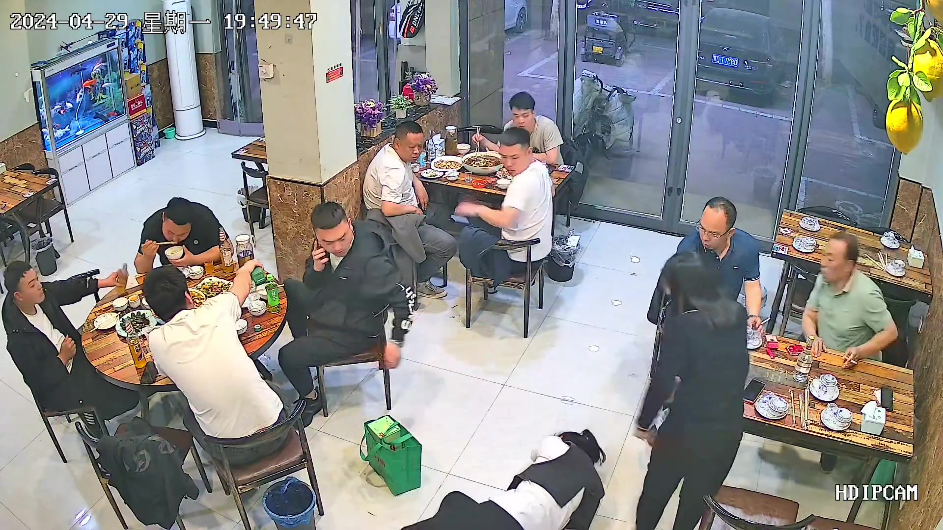 白色短袖的男士动作好丝滑呀 不带一点犹豫的