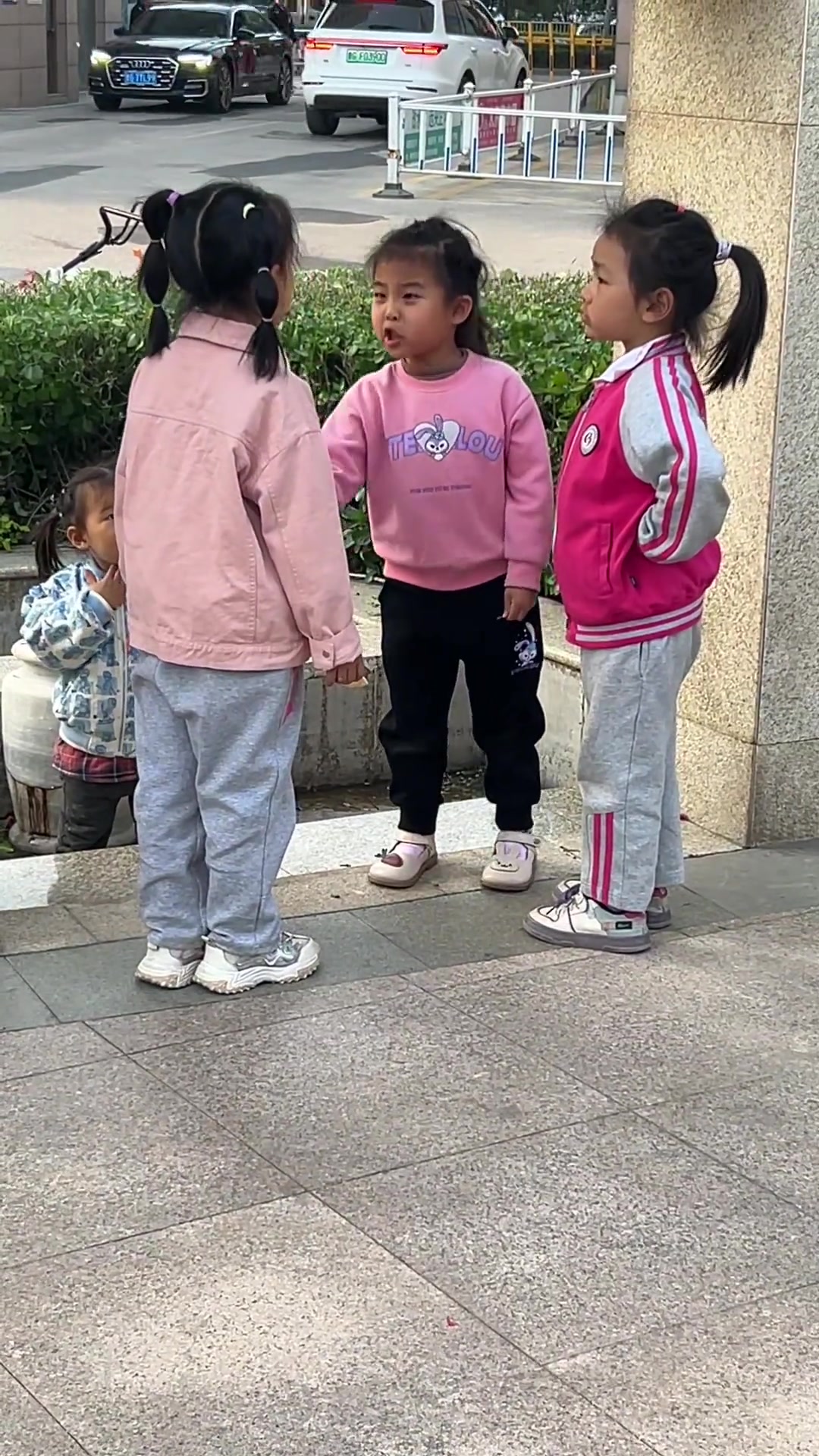 看幼儿园的小朋友吵架还怪有意思来