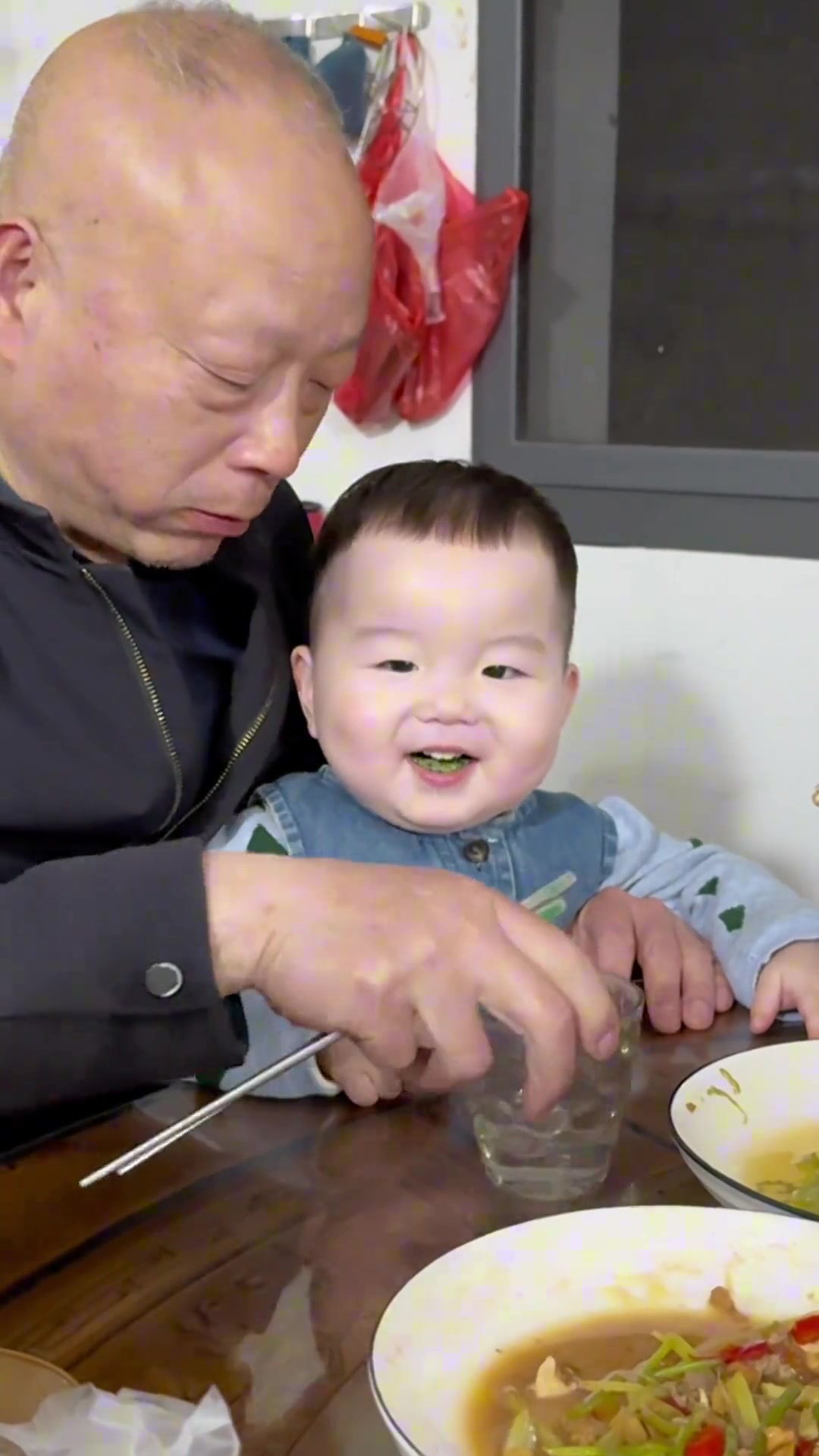 打个杯子爷爷还得夸力气大