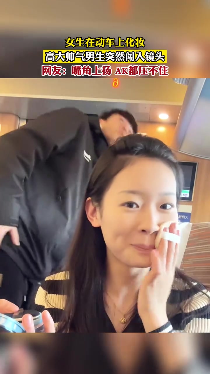 原来花痴是真的藏不住的！