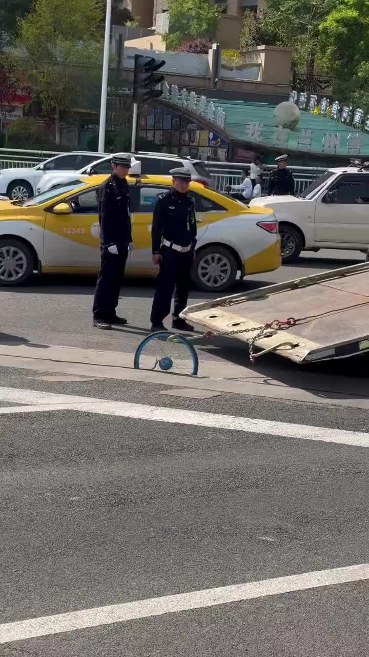 这个单车轮子有自己想法了。。。