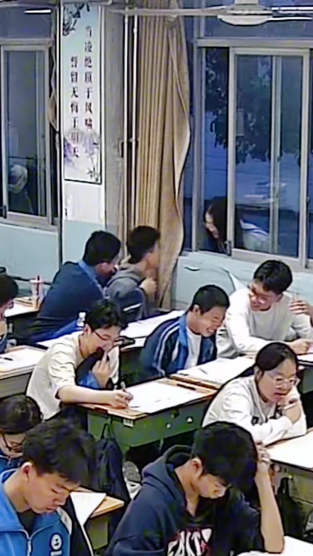 悄摸的老师，好心的同桌，窒息的对视，破碎的大男孩儿