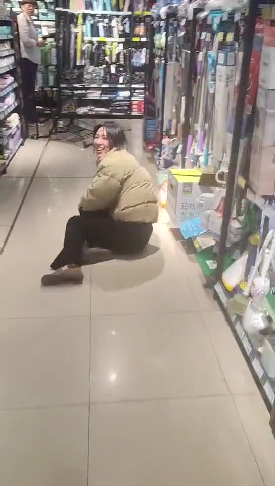 美女起来一下，这里不让睡觉
