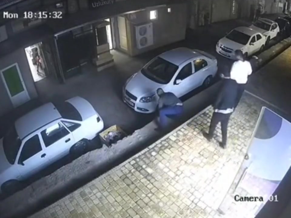 门口咋弄个那么高的坎呢