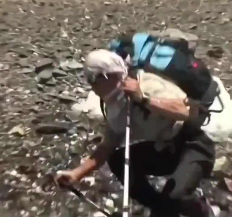 一看他就是热得不行了