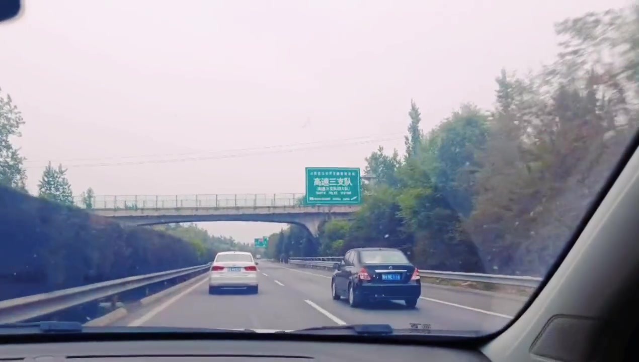 高速上龟速并排的是什么心理？