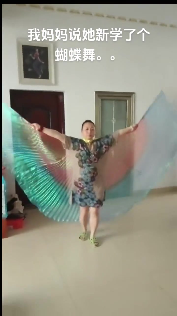 我妈妈硬要我看她新学的舞蹈