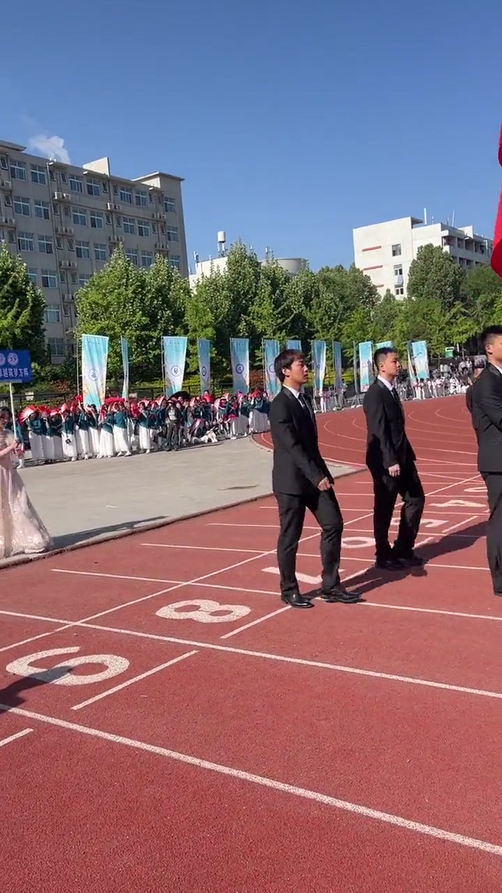下面向我们走来的是土木工程系牛马方阵