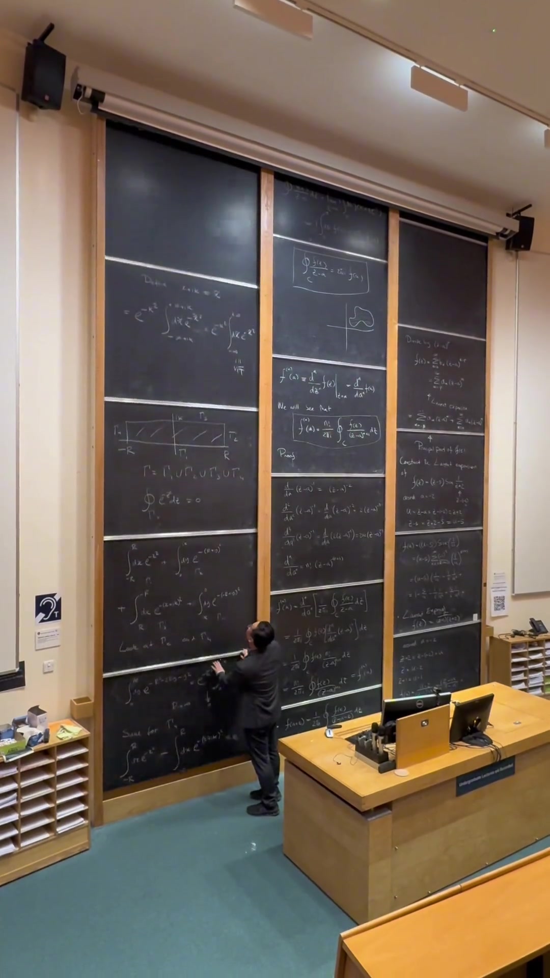 霍金就读的牛津大学物理系阶梯教室的黑板能有多大？