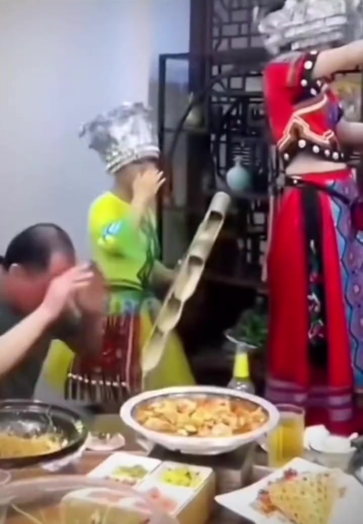 美女敬酒，大哥都说了不能喝