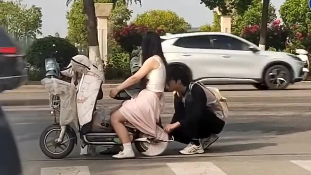 这这这……裙子脱下来不就好了吗