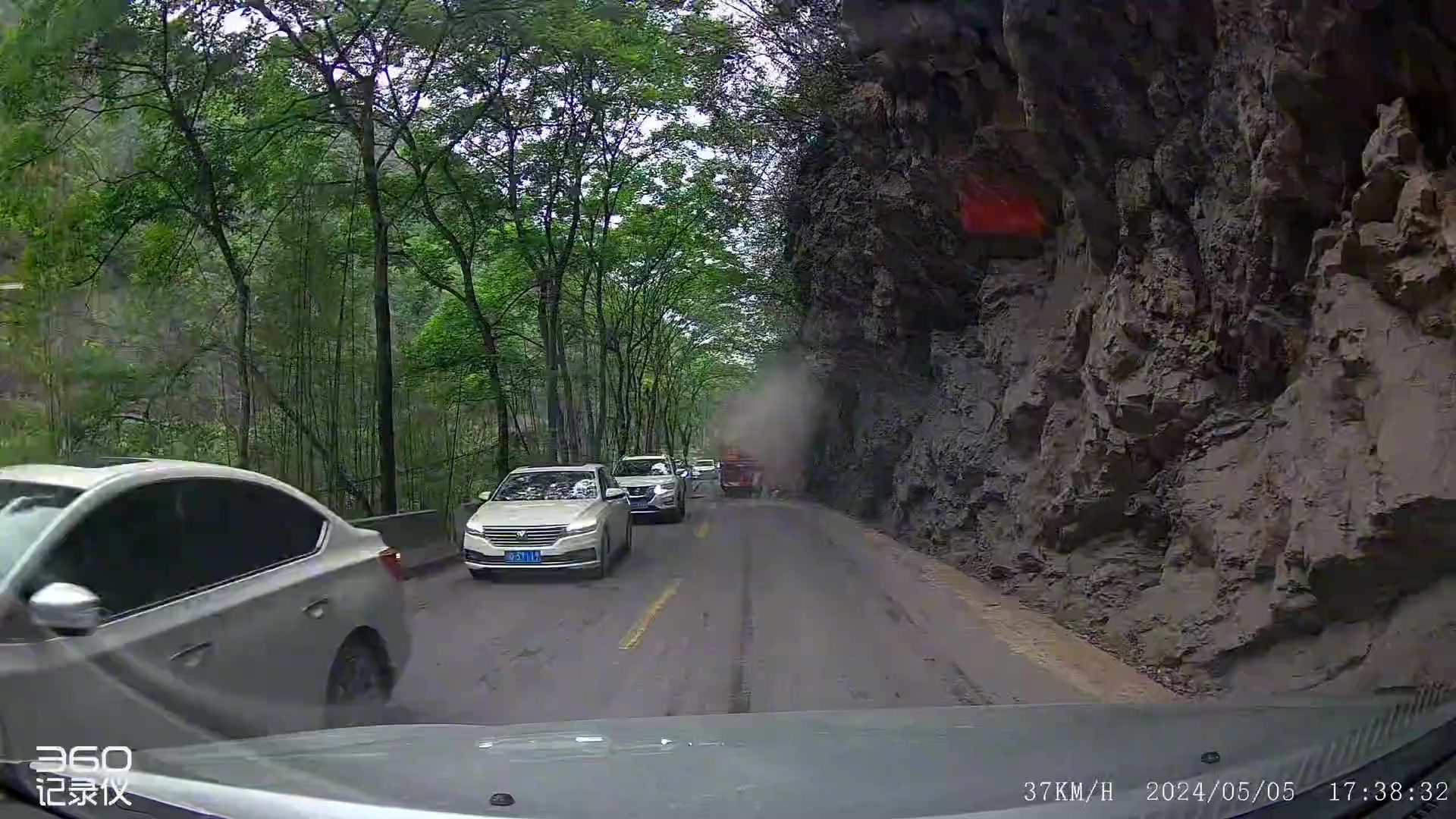 切记要保持安全距离 远离大货车一定是对的