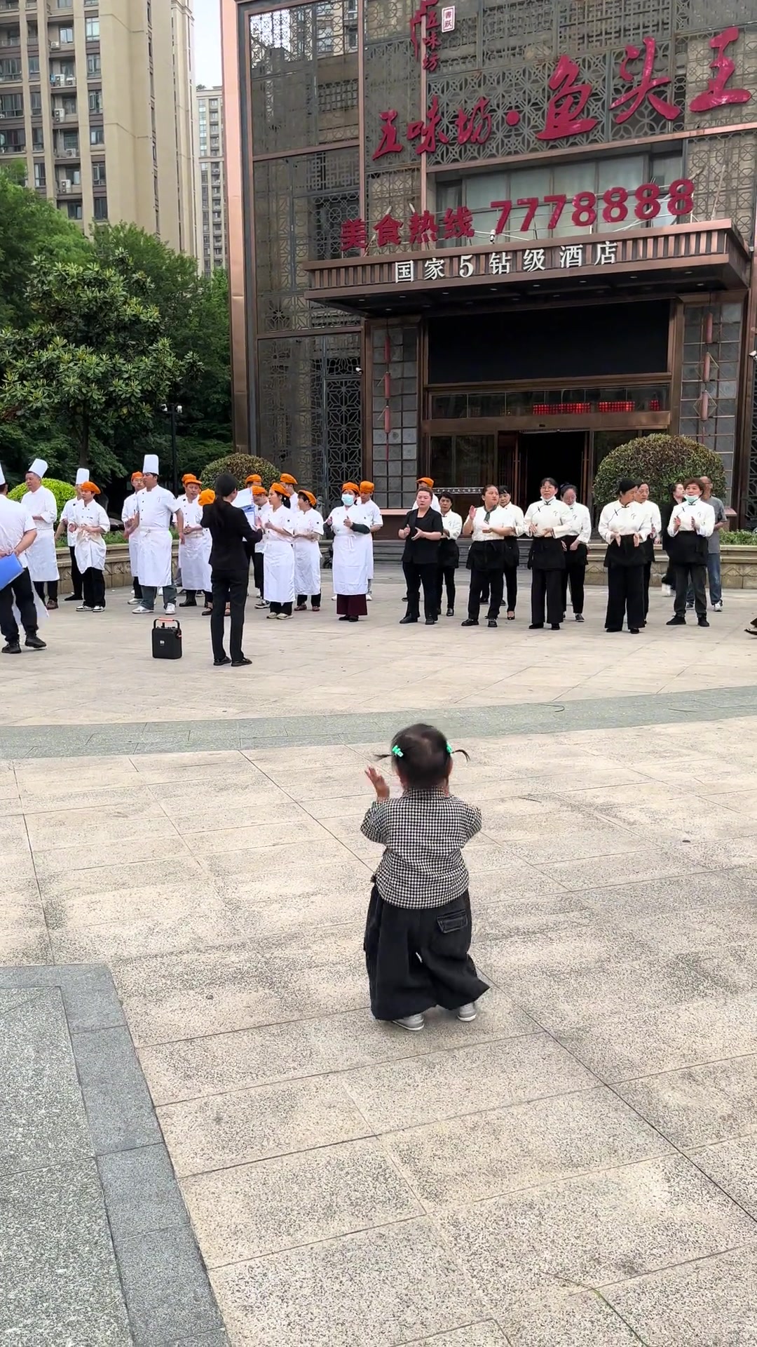 对面的都顾不上听领班训话了
