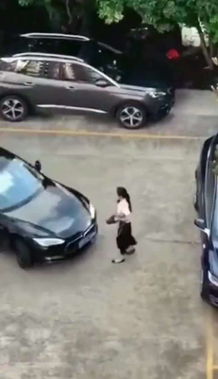 人家又没有撞到她，这个火发的莫名其妙