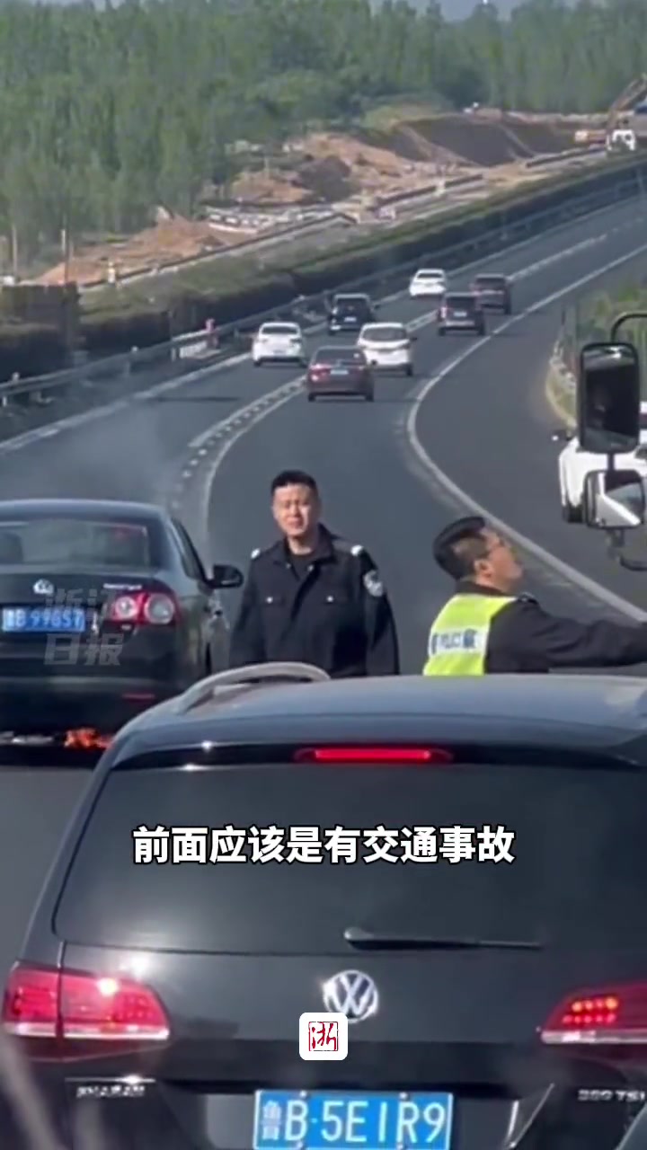 高速偶遇小轿车着火