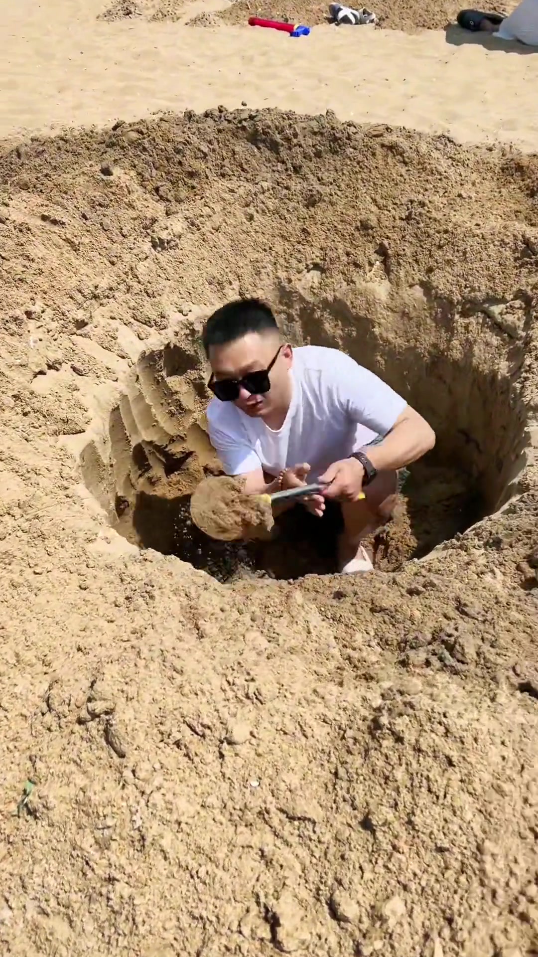 哥这是要挖个泉眼出来吗？