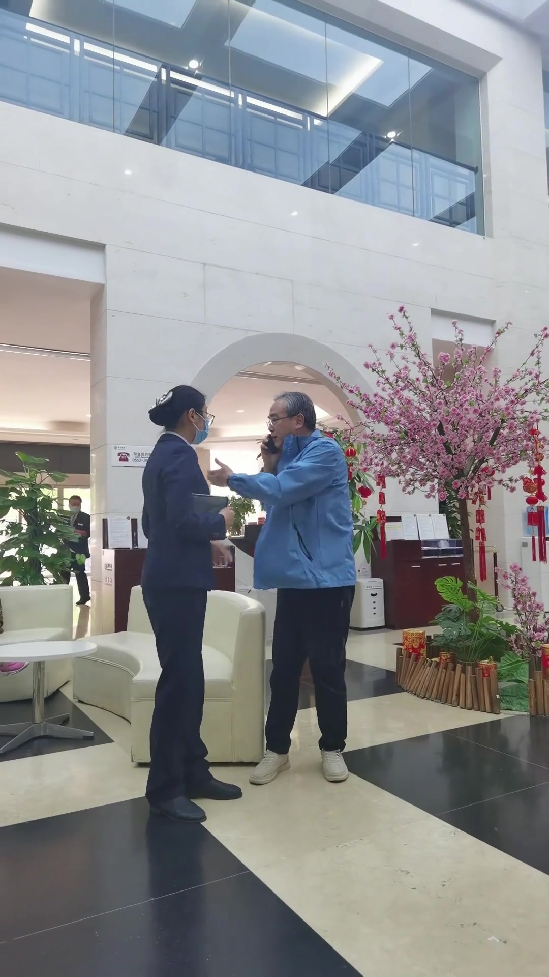 看到他的穿着发型和精神状态，非富即贵啊