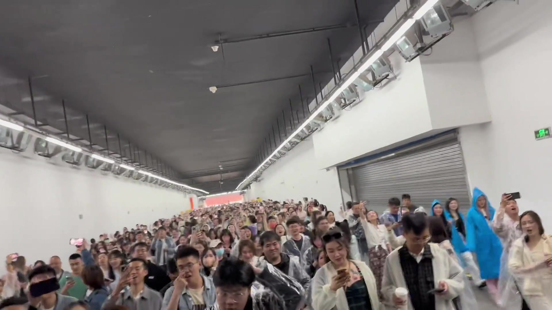 这家伙听个演唱会，还给你们留作业了？