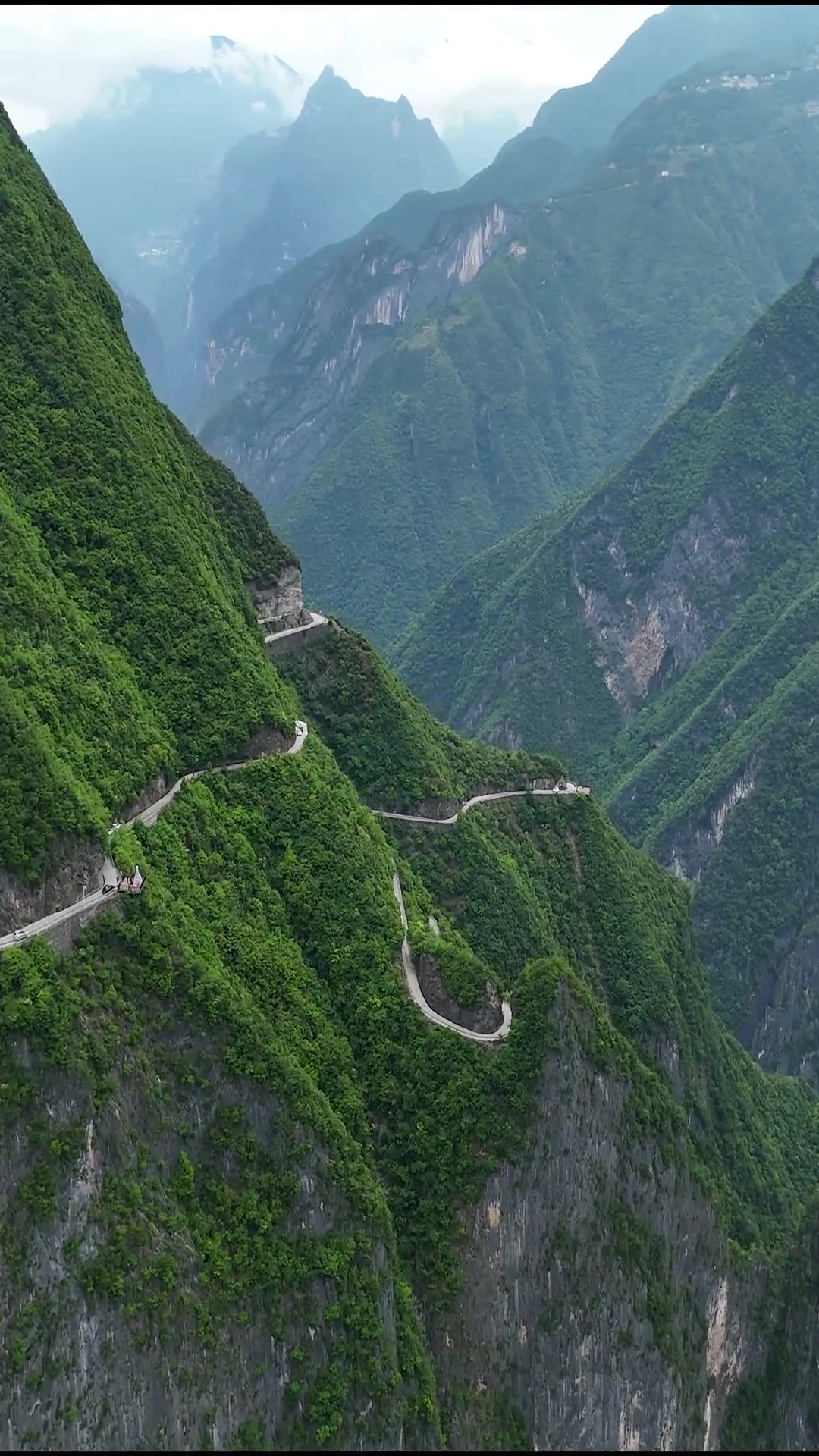 亚洲第一深谷，怪石嶙峋，风景优美。