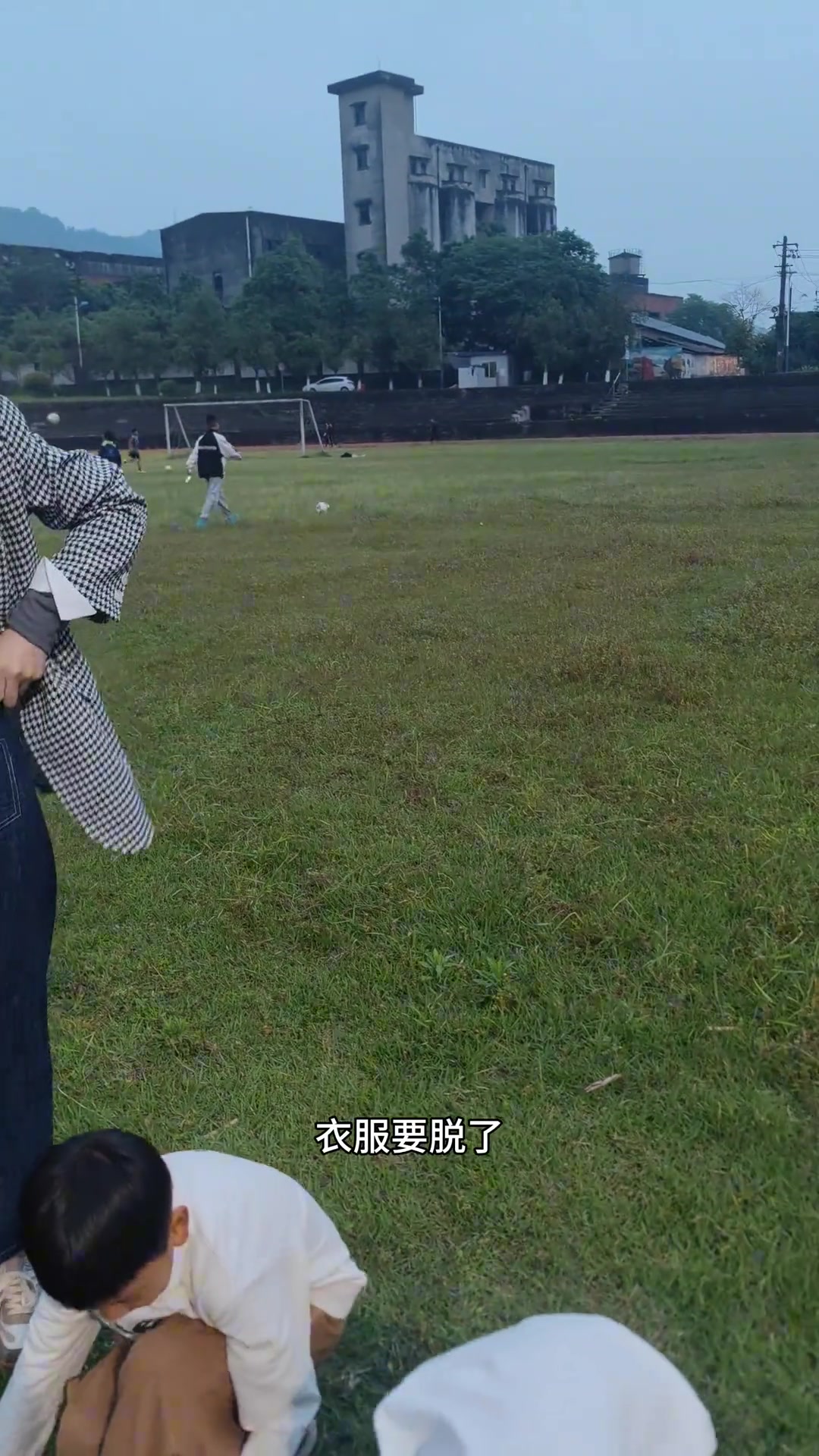 老婆和俩娃一起赛跑，真羡慕这样的生活~