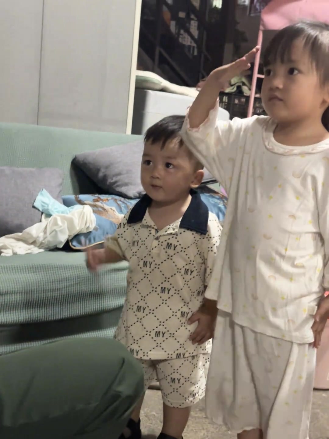 爸爸喊萌娃敬礼，结果笑不活了