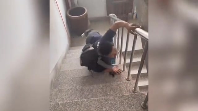 咋的，刚回来就要走啊？
