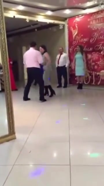 咋突然玩过肩摔了呢