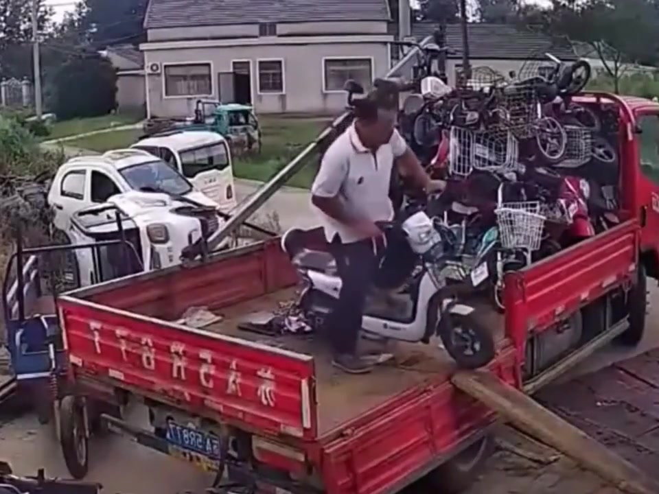 大爷开一半咋人不见了呢