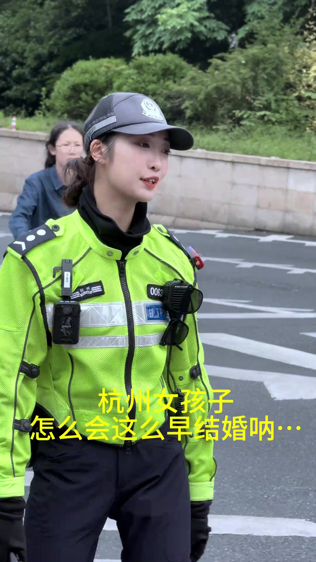 马路上搭讪美女交警会被罚款吗？