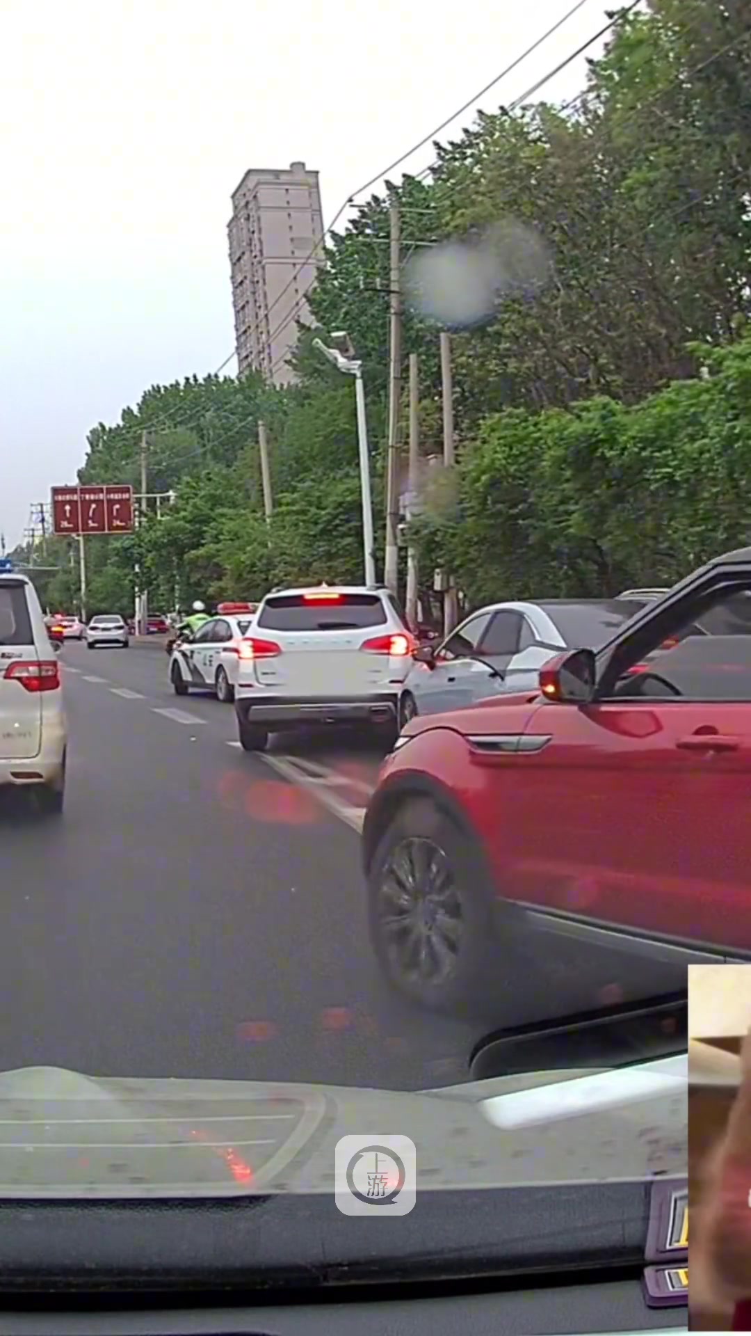 他开车最烦两种人，一种是乱加塞的，一种是不让他加塞