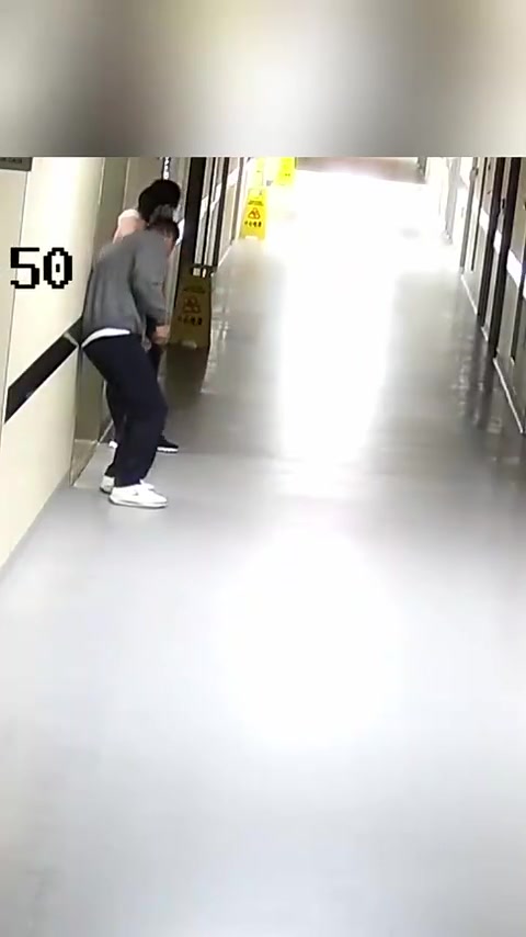 陪产家属倒地 医护人员立即飞奔过来全力救护患者