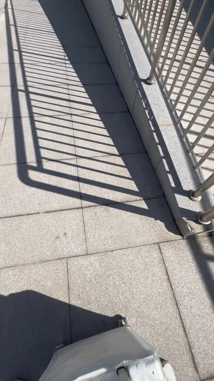 哎起来起来，这里不让睡觉！
