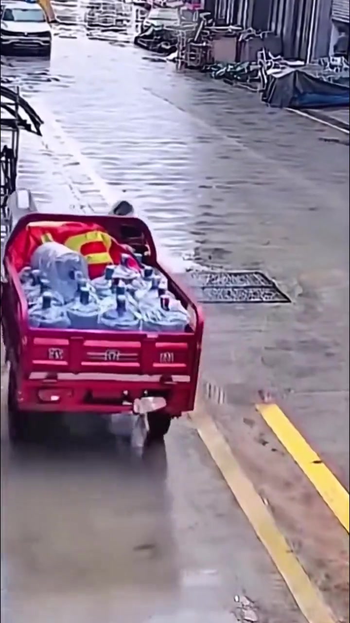 你在这等等哈，我先去前面送两桶水